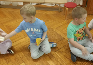 dzieci siedzą