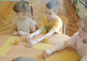 dzieci siedzą przy stole