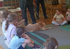 dzieci siedzą w pozycji obronnej