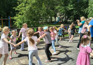 dzieci tańczą