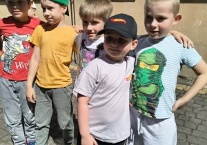 dzieci tańczą