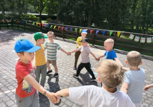 dzieci tańczą