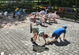 dzieci tańczą