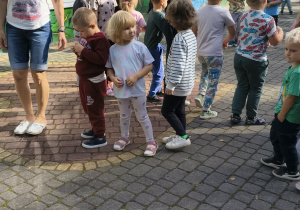 Dzieci tańczą