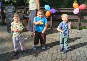 Dzieci tańczą