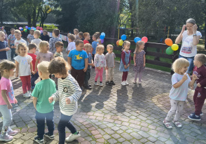 Dzieci tańczą