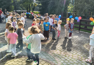 Dzieci tańczą
