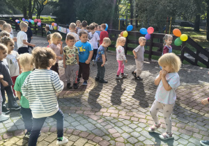 Dzieci tańczą