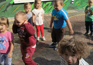Dzieci tańczą