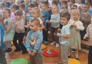 Dzieci słuchają koncertu