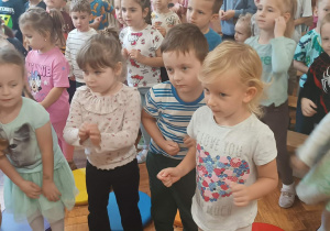Dzieci słuchają koncertu