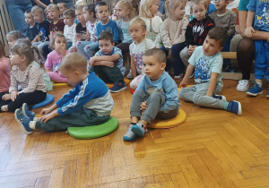 Dzieci słuchają koncertu