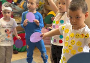 Dzieci bawią się kropkami.
