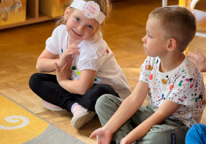 Dzieci bawią się kropkami.