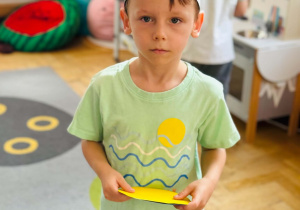 Dzieci bawią się kropkami.