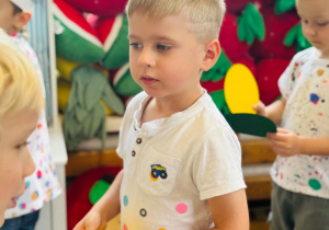 Dzieci bawią się kropkami.