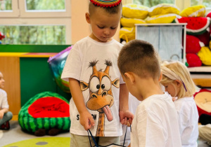 Dzieci świętują urodziny kolegi.