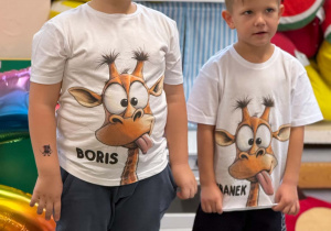 Dzieci świętują urodziny kolegi.