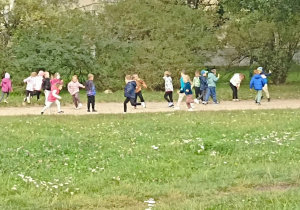 dzieci biegają