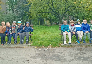 dzieci siedzą na ławce