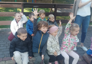 Dzieci oglądają alpaki