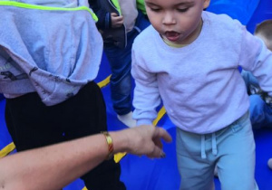 Dzieci obchodzą Dzień Przedszkolaka.
