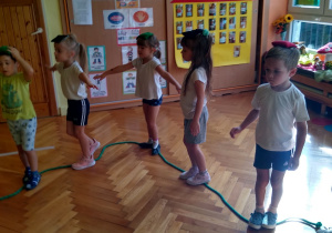 Dzieci ćwiczą