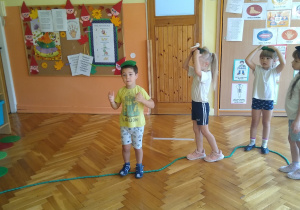 Dzieci ćwiczą