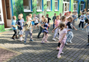 dzieci tańczą na tarasie