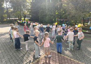 dzieci tańczą na tarasie