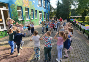 dzieci tańczą na tarasie