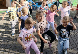 dzieci tańczą na tarasie