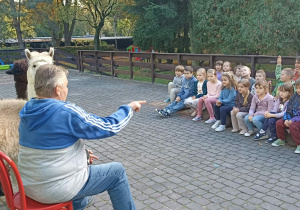 dzieci siedzą na tarasie