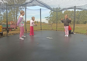 dzieci skaczą na trampolinie