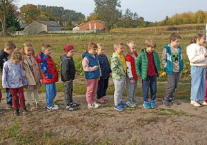 dzieci stoją na polu