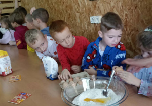 dzieci robią babeczki dyniowe