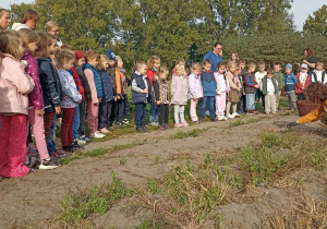 dzieci stoją na polu