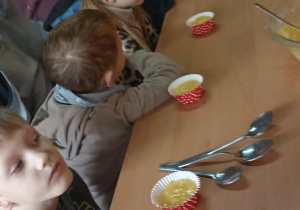 dzieci robią babeczki dyniowe