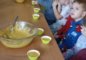 dzieci robią babeczki dyniowe