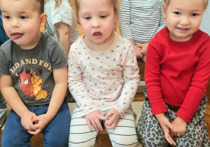 Dzieci słuchają muzyki