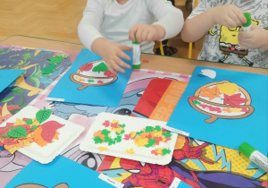 Dzieci wykonują pracę plastyczną