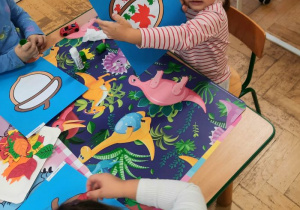 Dzieci wykonują pracę plastyczną