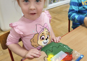 Dzieci wykonują pracę