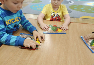 Dzieci wykonują pracę
