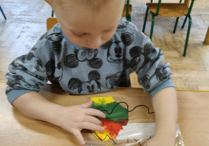 Dzieci wykonują pracę