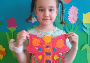 Dziewczynka prezentuje motyla z plasteliny