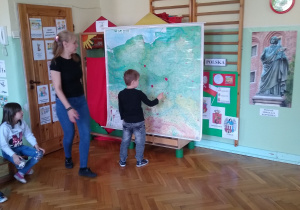 Chłopiec pokazuje Wisłę na mapie