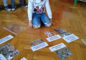 Dziewczynka układa kartki z napisami