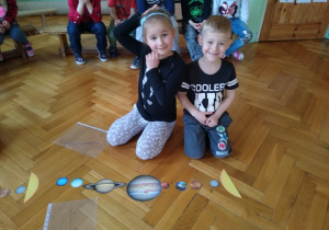 Dzieci prezentują ułożone w kolejności planety