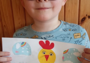 Chłopiec prezentuje swoją pracę "Kurczaczek".